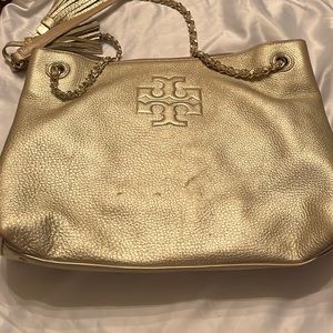 Gold handbag with a lot life to be used